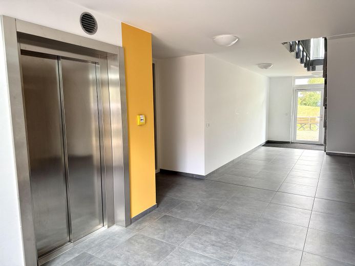 Zo goed als nieuw appartement in een meer-generatiewoning met garage, geschikt voor ouderen en drempelvrij – Hausflur mit Aufzug
