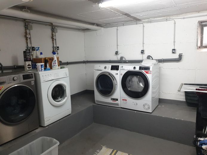 Modernes Zuhause mit Parkblick – 4-Zimmer-Wohnung mit großem Süd-Balkon & Garage – Waschraum
