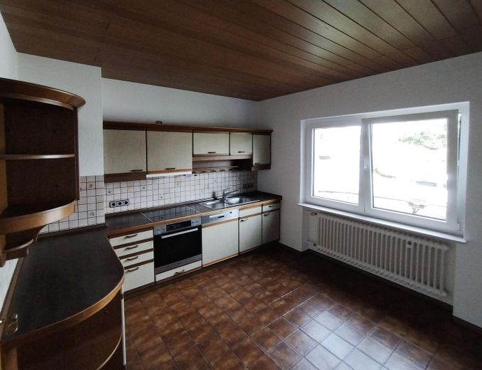 Appartamento ristrutturato con 3 locali (piano terra), cucina e terrazza esposta a sud, in posizione tranquilla a Kleinostheim – Küche