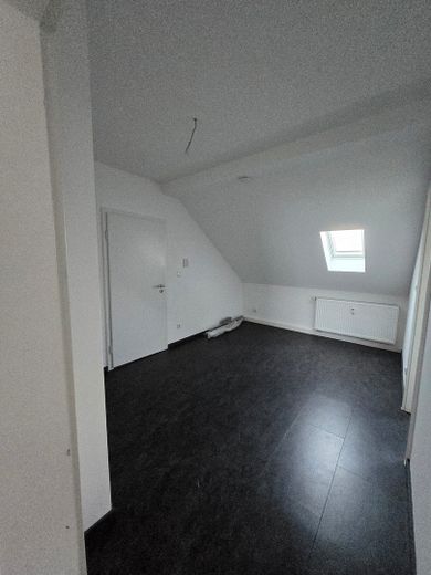 WG-geeignete helle 3-Zimmer-Dachgeschoss-Wohnung, Einbauküche – Eingangszimmer