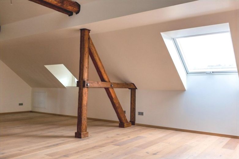 Modernes Penthouse-Flair im historischen Ambiente - Dachgeschosswohnung mit Designanspruch – Wohnzimmer