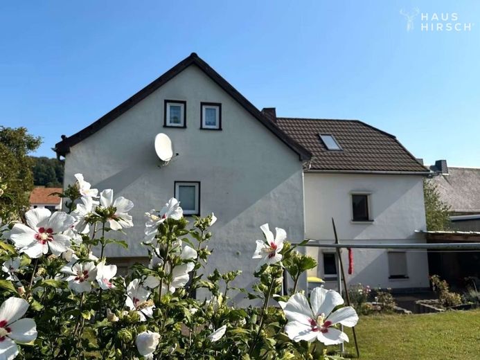 Großzügiges Einfamilienhaus mit Ausbaureserve und schönen Garten – Vorderansicht