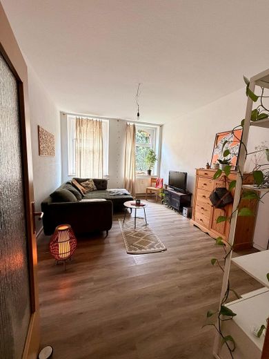 Attraktive 2-Raum-Wohnung im EG in Hirschberg/Saale – Wohnzimmer