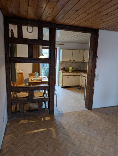 Wohnzimmer mit Raumteiler, EBK