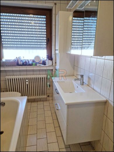 Vermietetes MFH mit Nebengelass und großem Grundstück! – 1.OG - Badezimmer