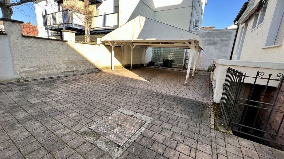*** Bürohaus in Stadtmitte *** – Parkplatz