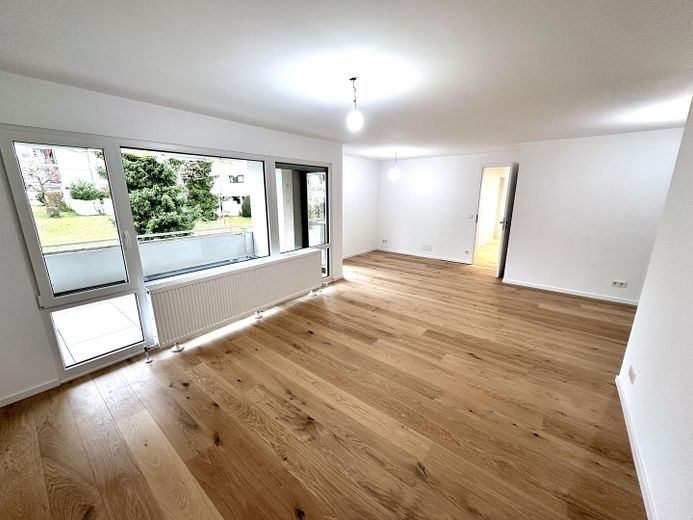 Exklusiv: Komplett neu renovierte 5,5–6‑Zimmer‑Wohnung in Top‑Lage Esslingen‑Sulzgries – Wohnzimmer