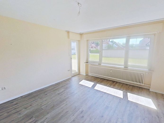 Komfortabel im Erdgeschoss: Helle 3-Zimmer-Wohnung mit Tageslichtbad (Wanne + Dusche) – Ansicht I: Wohnzimmer