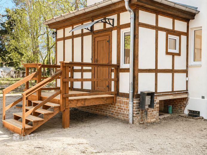 Traumhafte Villa nahe dem Scharmützelsee - Wohnen, wo andere Urlaub machen – Gemütliche Holzterrasse mit Zugang zur Küche