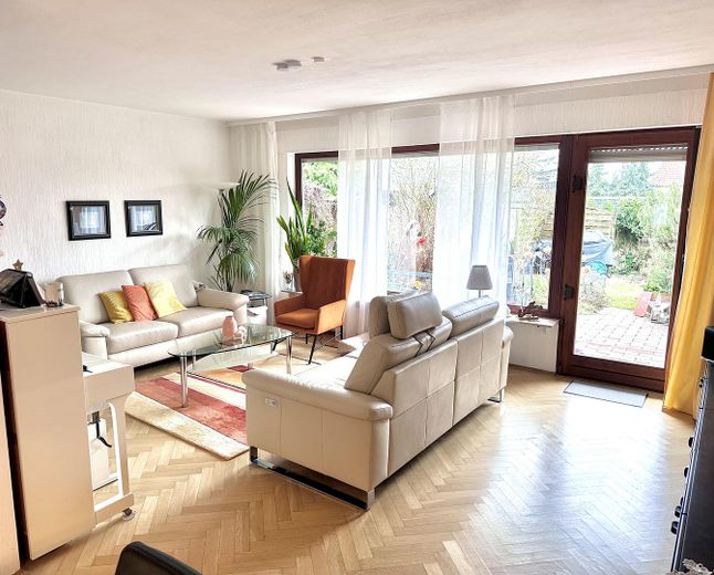 Direkt v. Eigentümer: Gemütliches Reihenendhaus mit Garten in bester Waldrandlage von Trautheim – Wohnzimmer