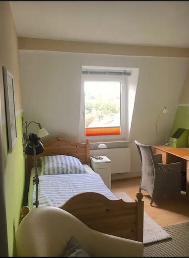 Apartment mit Aussicht chic möbliert 35qm Elberfeld Nähe Rathaus, St. Josef, Bayer + Nordbahntrasse – Wohn-/Schlafraum