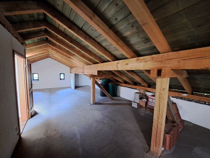 DG Blick durch Dachboden