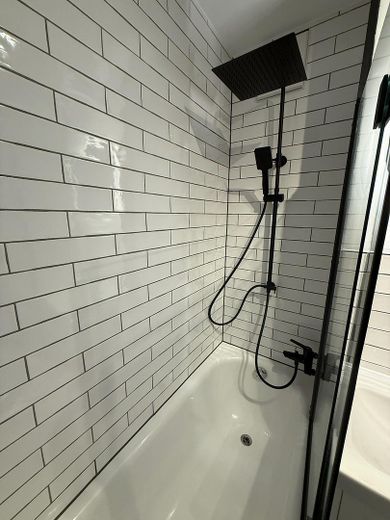 Modern 2-kamerappartement met groot terras, parkeerplaats & toplocatie in Bremen-Findorff – Duschbad
