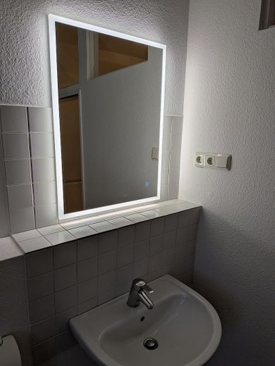 2,5-Zimmer-DG-Wohnung mit Einbauküche in zentraler Lage von Wiesbaden – Spiegel