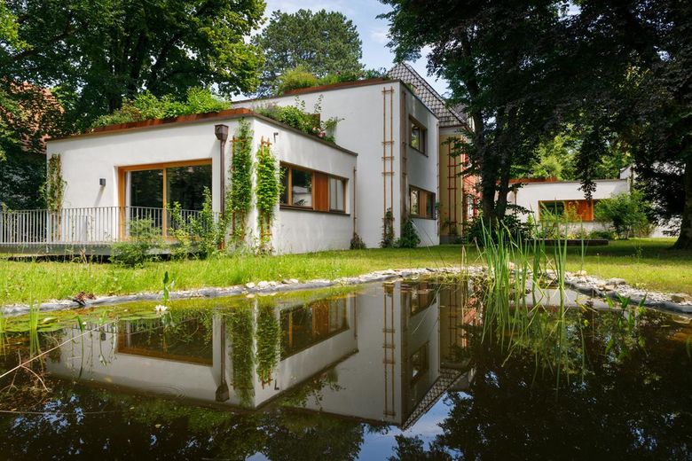Luminoso appartamento tranquillo nel parco con grande balcone esposto a sud-ovest-nord – Blick vom Teich auf Wohnung