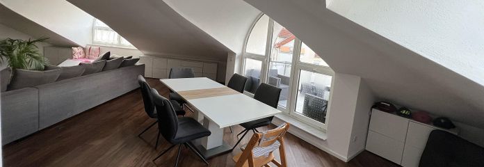 Ampio appartamento di 4 locali con soffitti alti oltre 3 m, 2 balconi e 2 posti auto – Esszimmer mit Balkon