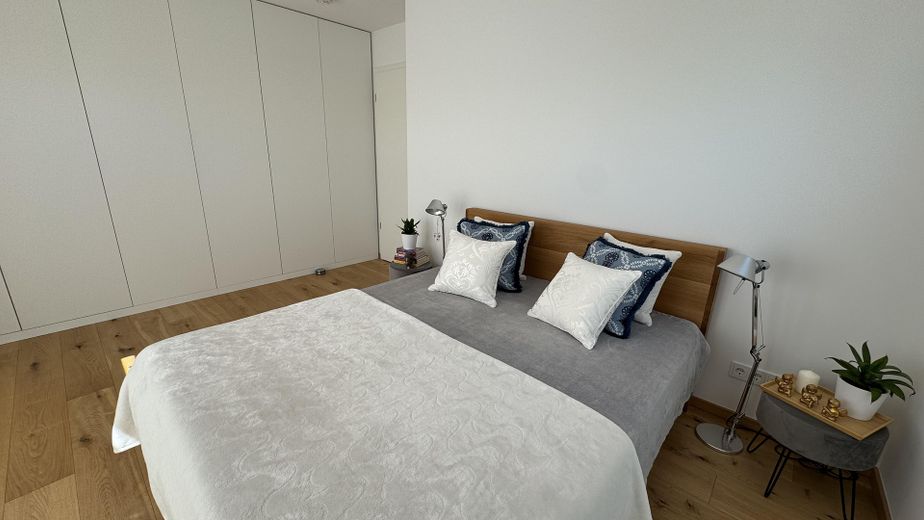 NEUWERTIGE VILLENWOHNUNG | SÜD/WEST | 2 BALKONE | GRÜNBLICK | EBK + MAẞ-EINBAUTEN + SMART HOME – Schlafzimmer