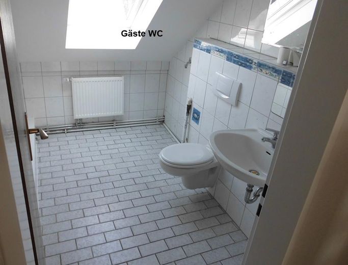 Ampio appartamento di 4 locali con balcone e garage - investimento – Gäste WC