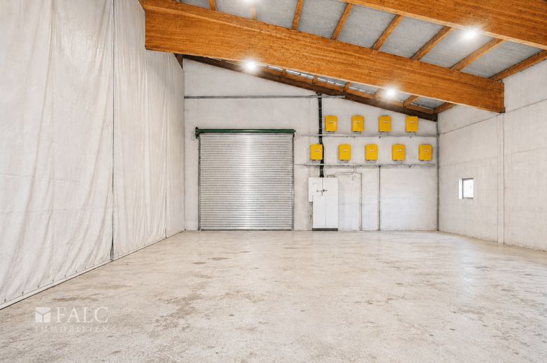 Vielseitig nutzbare Gewerbehalle mit Büro und großzügigem Grundstück in Emmingen-Liptingen – Hallenbereich mit hoher Deckenhöhe
