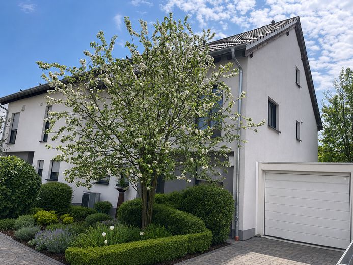 ENERGIEBEWUSST WOHNEN: A+ Großzügige Doppelhaushälfte in Ludwigshafen KEINE MAKLER-PROVISION! – Apfelbaum vorm Haus