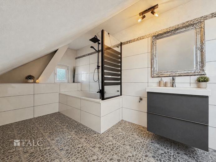 *Riserv.* Casa unifamiliare modernizzata con piscina e dotazioni di alta qualità. – Badezimmer Dachgeschoss