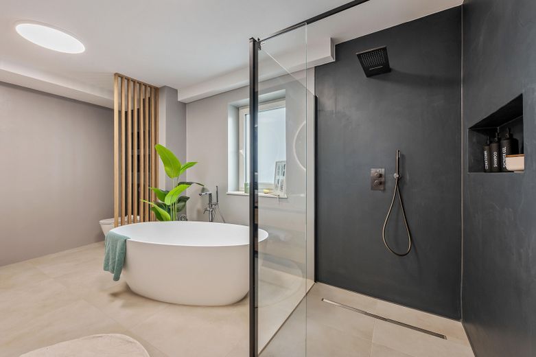 Freist. Badewanne & Dusche