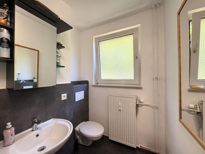 Renditestarke 3 Zimmer-Wohnung mit Balkon in einer sehr guten Lage zu verkaufen – Badezimmer mit Tageslicht