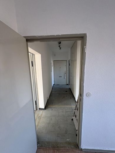 Ruhige 2-Zi.-Wohnung mit Balkon und Garten in Lichterfelde – sanierungsbedürftig – Flur