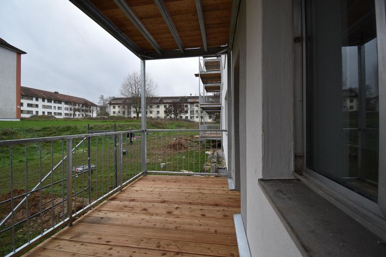 Spacieux appartement rénové de 3 pièces avec balcon et installation solaire sur le balcon à Kitzingen – Balkon
