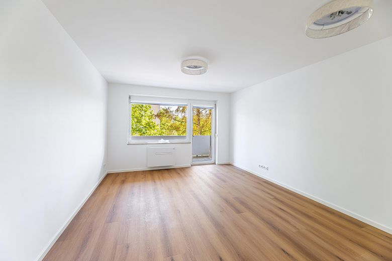 Modernisierte, frisch kernsanierte 2-Zimmer-Eigentumswohnung | 61 m² | Südbalkon – Wohnzimmer mit Klimasplitgerät
