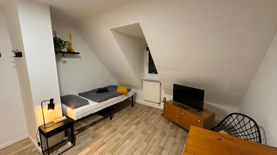 अंतर्निर्मित रसोई वाली उजली 2-कमरों की अटारी मंज़िल की अपार्टमेंट – Schlafzimmer
