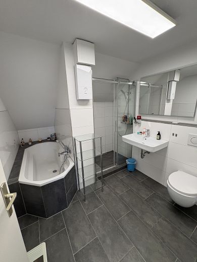 Helles Bad, Wanne und Dusche