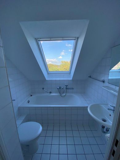 Renoviertes Dachgeschoss Apartment in Düsseldorf-Hassels – Foto 6