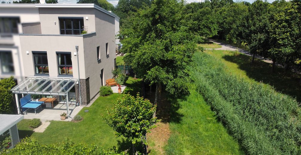 Oberneuland: Like-new end-of-terrace house with green views, roof terrace – commission-free – Haus, Garten und Allee