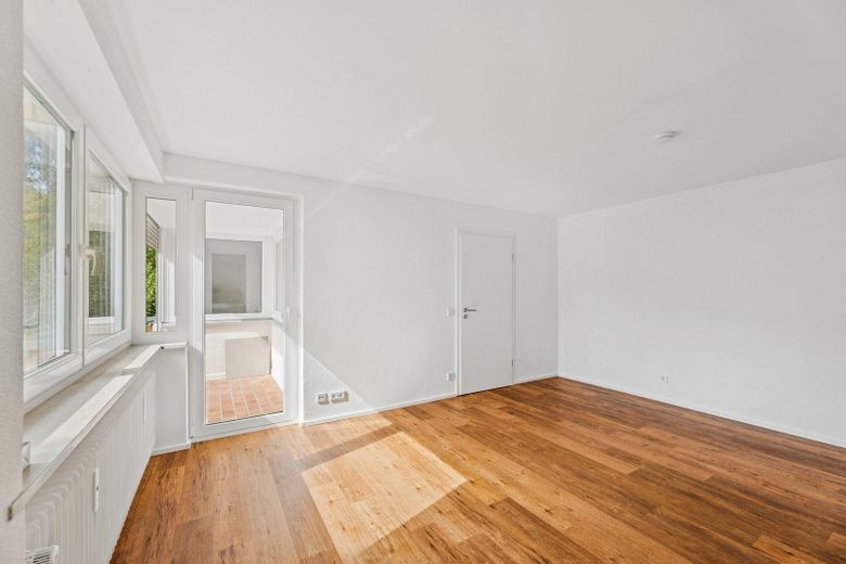 ERSTBEZUG: Erdgeschoss Wohnung 3,5 Zimmer in der Dreifaltigkeit – Wohnzimmer