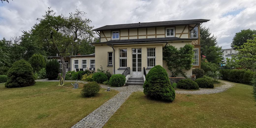 PROVISIONSFREI: Denkmal-Villa & 5 FEWOs | Rendite, Eigennutz o. Baupotenzial auf 1.203 m² – Logierhaus Seitenansicht