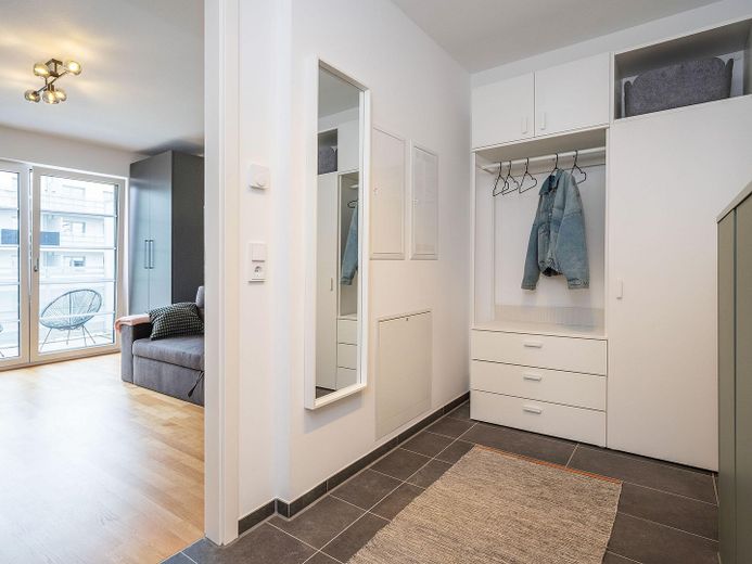 Business Apartment möbliert alle Kosten inklusive – Eingang mit Gaderobe