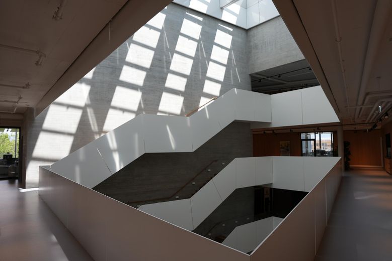 Moderne groß- und kleinteilige Büroflächen in repräsentativer Adresse und Lage – Atrium und Freitreppe