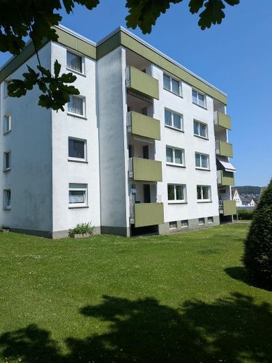 Jasne, świeżo wyremontowane mieszkanie 3-pokojowe z balkonem od strony południowej i wspaniałym widokiem na Bad Driburg – Außenansicht