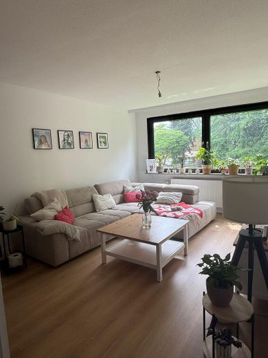 Renovated 3-room apartment with fitted kitchen and south-facing loggia in Kirchdornberg – Wohnzimmer