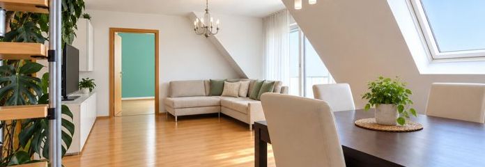 Dachgeschoss mit Charme: 2-Zimmer-Wohnung mit Balkon & ca. 15 m² ausgebautem Dachboden in guter Lage