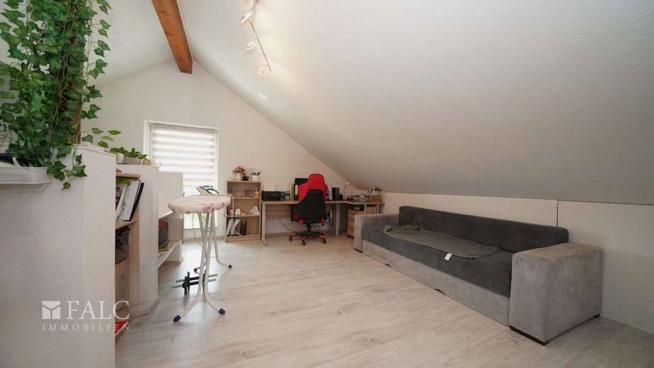 "Wohnen mit Weitblick: Einfamilienhaus mit großem Garten in traumhafter Lage" - FALC Immobilien HN – Arbeiten oder doch chillen?
