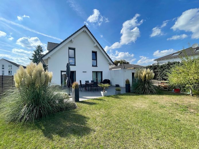 Modernes freistehendes Einfamilienhaus von 2019 mit großem Garten, zentral – Foto 1