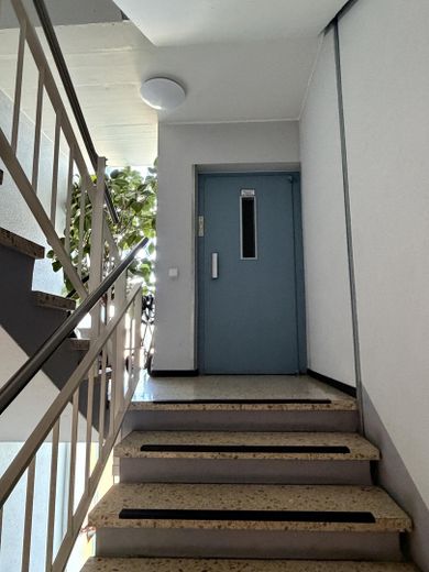 Na sprzedaż mieszkanie własnościowe 3,5-pokojowe – Weinstadt-Beutelsbach – od osoby prywatnej, bez prowizji dla pośrednika – Treppenhaus mit Aufzug 