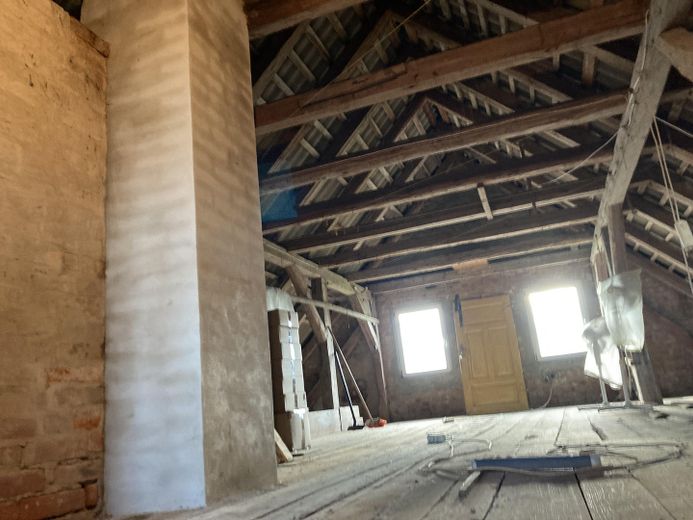 Bauernhaus mit 6399 Qudratmeter Land mitten auf den Feldern – Dach