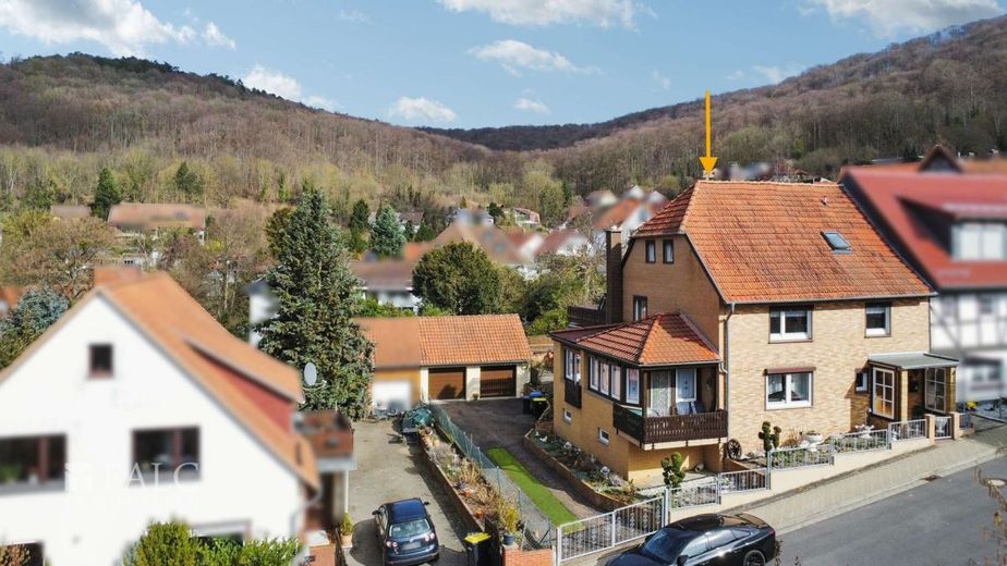 ***Blick auf die Burg Plesse - Haus mit Doppelgarage und üppiger Terrasse in Eddigehausen*** – Außenansicht