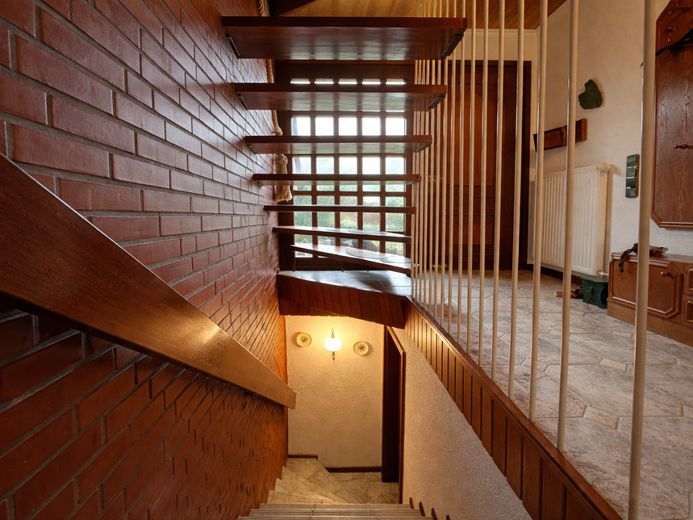 Einfamilienhaus mit ca. 325 m² Wohn- und Nutzfläche in ruhiger Wohnlage von Trittau – EG Treppe zum Keller