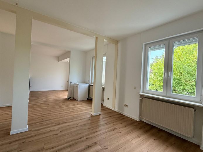 Apartamento de 2 habitaciones recién renovado con balcón y cocina equipada en Koblenz-Horchheim – Wohnzimmer