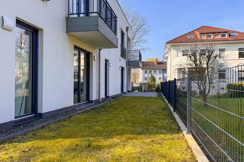 Wohnen wie im Haus: Ebenerdig 3 Zimmer mit Garten u. Tiefgarage am Bürgerpark im Neubau von 2023 – Garten