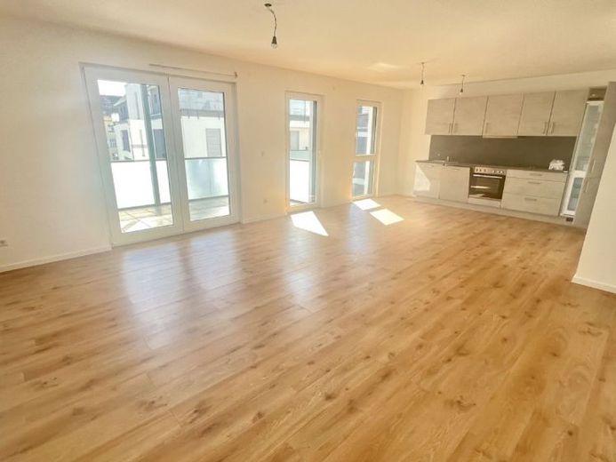 Moderne 3 Zimmer NB Wohnung mit EBK, großem Balkon und TG – फोटो 1